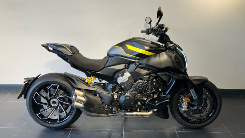 Ducati Diavel V4 - Dark Stealth Yellow (25MY)